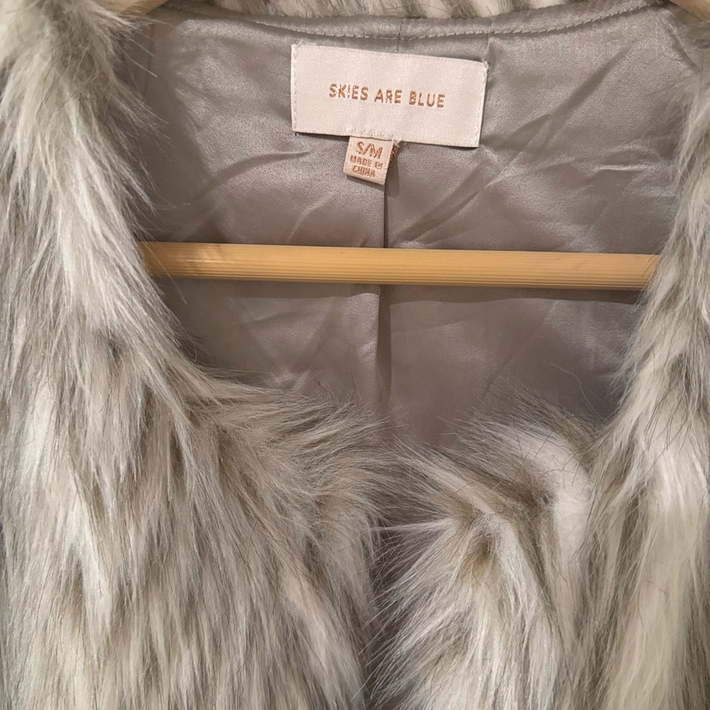 Skies Are Blue Faux Fur Vest in Light Gray - Picture 2 of 2